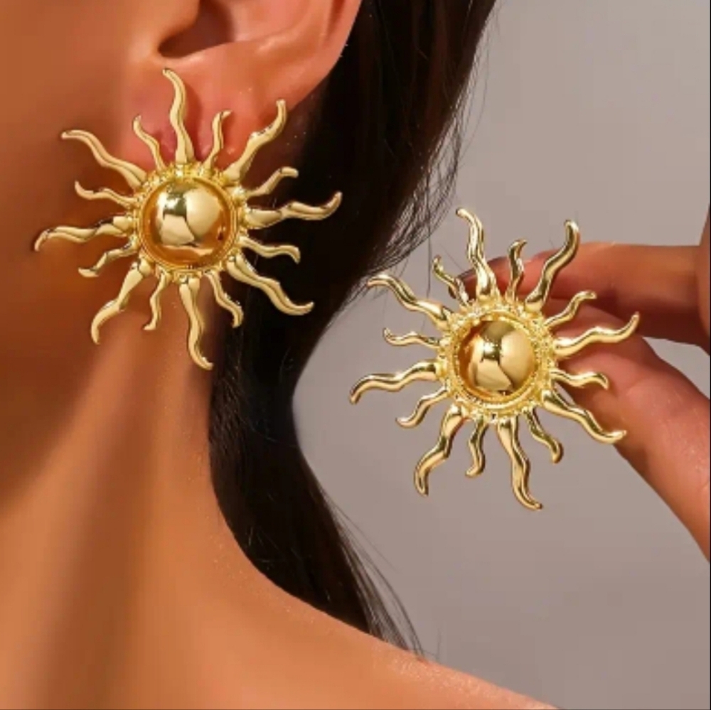 NEW! Gold Vintage Style Boho  Sunburst Earrings.